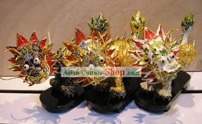 Cloisonne Chinese Dragon Fußball spielt