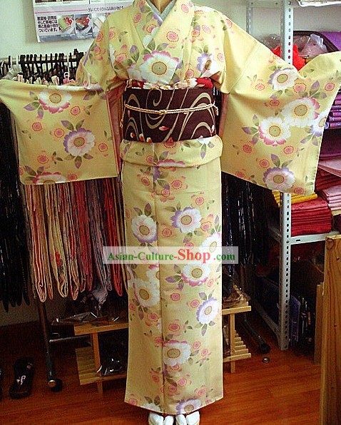 일본의 전통 라이트 옐로우 기모노와 벨트 풀 세트