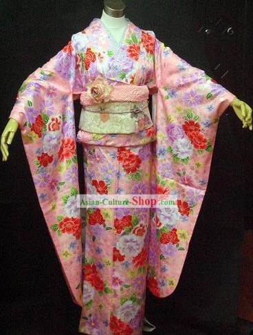 일본의 전통 핑크 플라 워리 기모노와 벨트 풀 세트