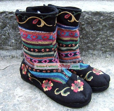 Chinese Traditional Handmade Yunnan Embroidered Cloth Shoes Boots