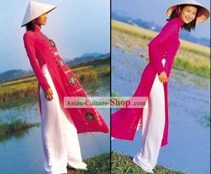 Mesdames vietnamienne longs traditionnels cheongsam et chapeau de bambou