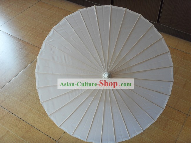 中国ハンドは、白い絹の傘を作ら