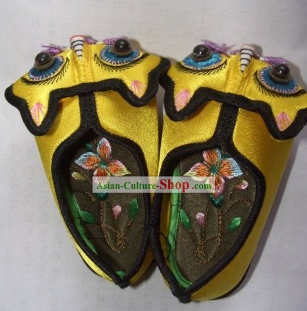 Chinese Handmade and Embroidered Baby Tiger Shoes