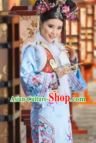 Qing Dynasty Manchu Zhen Huan Embroidered Clothes and Headpiece for Women