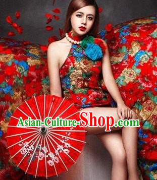 Traditional Chinese Red Cheongsam Qipao for Women with Long Trail