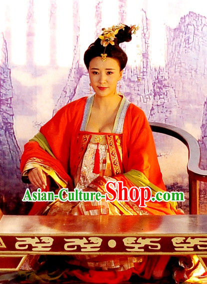 Chinese Traditional Princess Costume and Hair Decorations of Tang Dynasty