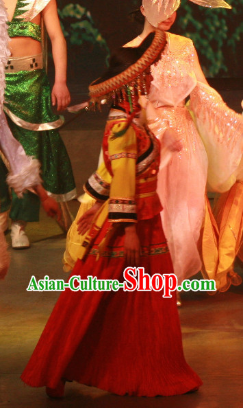 Chinese Yunnan Ethnic Women's Clothes and Bamboo Hat