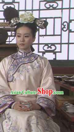 Chinese Traditional National Costume Qing Dynasty Cheongsam and Headwear