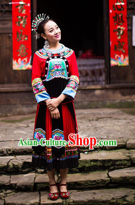 Traditional Chinese Miao Nationality Dancing Costume Accessories Necklace, Female Folk Dance Ethnic Pleated Skirt and Headwear, Chinese Minority Nationality Embroidery Costume and Hat for Women