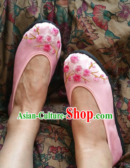 Traditional Chinese National Pink Satin Shoes Embroidered Shoes, China Handmade Shoes Hanfu Embroidery Wintersweet Shoes for Women