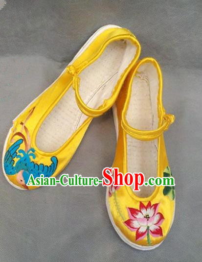 Traditional Chinese National Yellow Satin Shoes Embroidered Shoes, China Handmade Shoes Hanfu Embroidery Lotus Shoes for Women