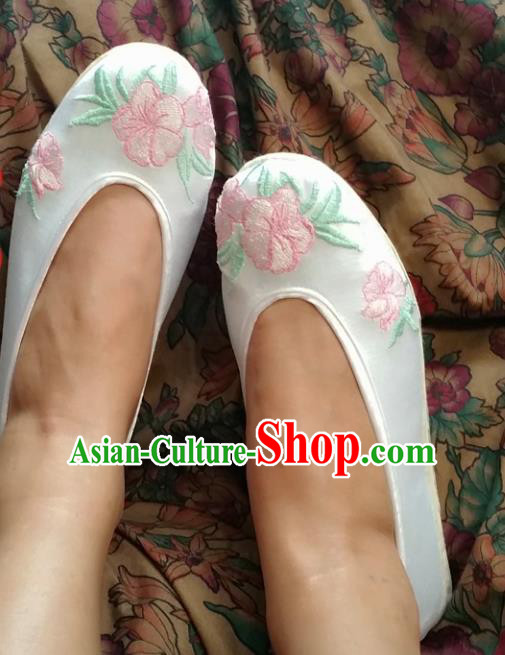 Traditional Chinese National Embroidered Shoes Handmade Bride White Satin Shoes, China Hanfu Embroidery Peach Blossom Wedding Shoes for Women