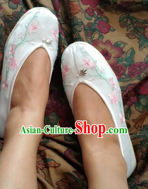 Traditional Chinese National Embroidered Shoes Handmade Bride White Satin Shoes, China Hanfu Embroidery Peach Blossom Wedding Shoes for Women