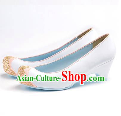 Traditional Korean National Wedding White Embroidered Shoes, Asian Korean Hanbok Bride Embroidery Satin Shoes for Women