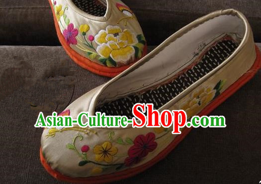 Traditional Chinese Ancient Princess Shoes White Cloth Embroidered Shoes, China Handmade Embroidery Flowers Hanfu Shoes for Women