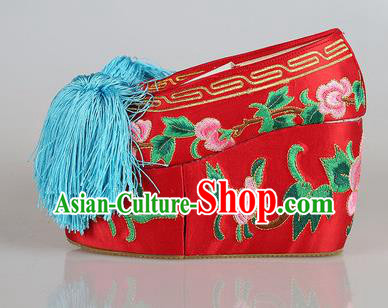 Asian Chinese Beijing Opera Actress Red Embroidered Shoes, Traditional China Peking Opera Diva Hanfu Blood Stained Shoes