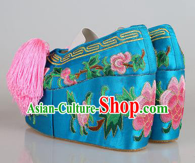 Asian Chinese Beijing Opera Actress Blue Embroidered Shoes, Traditional China Peking Opera Diva Hanfu Blood Stained Shoes