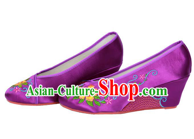 Traditional Chinese National Bride Purple Embroidered Shoes, China Handmade Embroidery Flowers Wedge-soled Shoes for Women