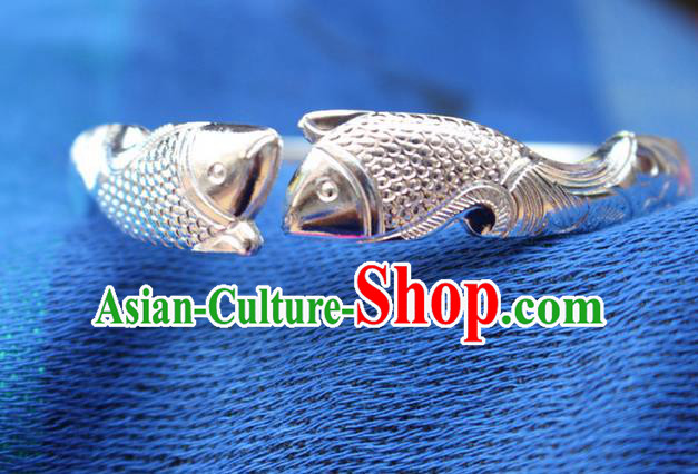 Traditional Chinese Miao Nationality Crafts Jewelry Accessory Bangle, Hmong Handmade Miao Silver Bracelet, Miao Ethnic Minority Chinese Fish Bracelet Accessories for Women