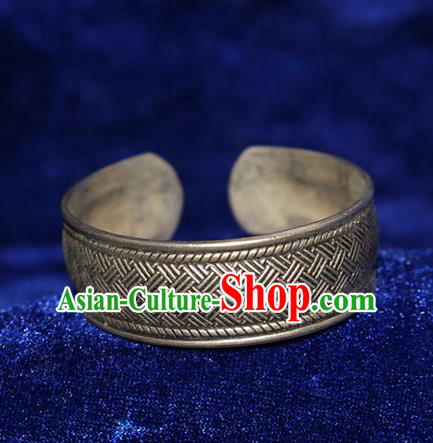 Traditional Chinese Miao Nationality Crafts Jewelry Accessory Bangle, Hmong Handmade Miao Silver Bracelet, Miao Ethnic Minority Silver Exaggerated Bracelet Accessories for Women