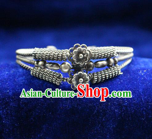 Traditional Chinese Miao Nationality Crafts Jewelry Accessory Bangle, Hmong Handmade Miao Silver Flowers Bracelet, Miao Ethnic Minority Silver Bracelet Accessories for Women