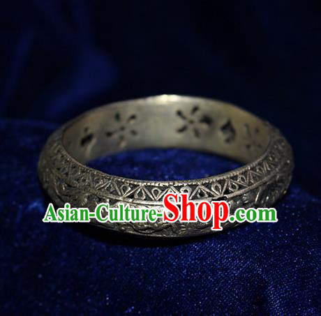 Traditional Chinese Miao Nationality Crafts Jewelry Accessory Bangle, Hmong Handmade Miao Silver Pierced Flowers Bracelet, Miao Ethnic Minority Silver Bracelet Accessories for Women