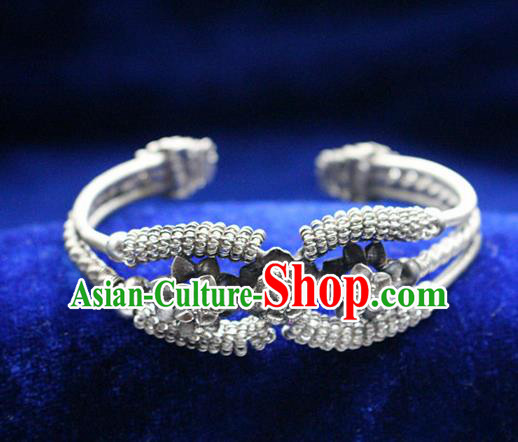 Traditional Chinese Miao Nationality Crafts Jewelry Accessory Bangle, Hmong Handmade Miao Silver Bracelet, Miao Ethnic Minority Silver Bracelet Accessories for Women