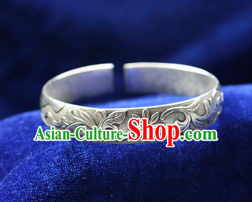 Traditional Chinese Miao Nationality Crafts Jewelry Accessory Bangle, Hmong Handmade Miao Silver Classical Flowers Bracelet, Miao Ethnic Minority Silver Bracelet Accessories for Women