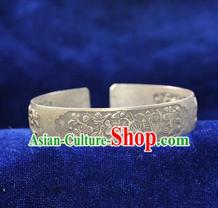 Traditional Chinese Miao Nationality Crafts Jewelry Accessory Bangle, Hmong Handmade Miao Silver Classical Flowers Bracelet, Miao Ethnic Minority Silver Bracelet Accessories for Women