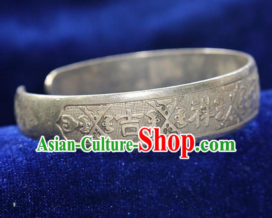 Traditional Chinese Miao Nationality Crafts Jewelry Accessory Bangle, Hmong Handmade Miao Silver Classical Fortune Bracelet, Miao Ethnic Minority Silver Bracelet Accessories for Women