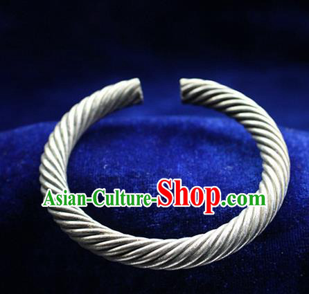 Traditional Chinese Miao Nationality Crafts Jewelry Accessory Bangle, Hmong Handmade Miao Silver Classical Bracelet, Miao Ethnic Minority Silver Bracelet Accessories for Women