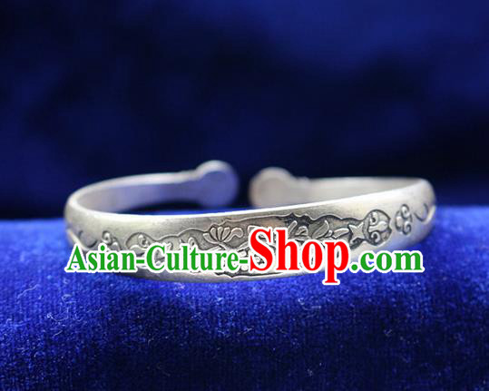 Traditional Chinese Miao Nationality Crafts Jewelry Accessory Bangle, Hmong Handmade Miao Silver Classical Flowers Bracelet, Miao Ethnic Minority Silver Bracelet Accessories for Women