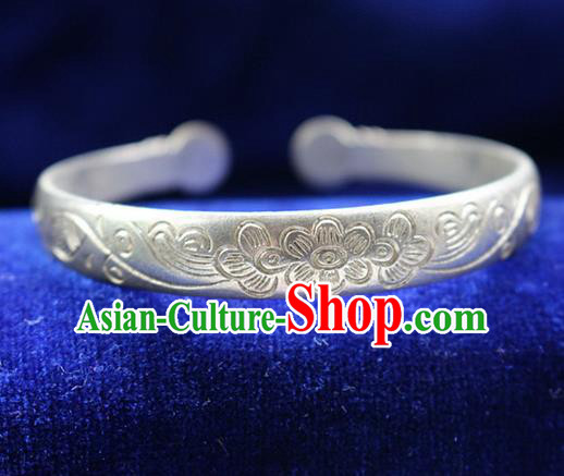 Traditional Chinese Miao Nationality Crafts Jewelry Accessory Bangle, Hmong Handmade Miao Silver Classical Chinese Flowers Bracelet, Miao Ethnic Minority Silver Bracelet Accessories for Women