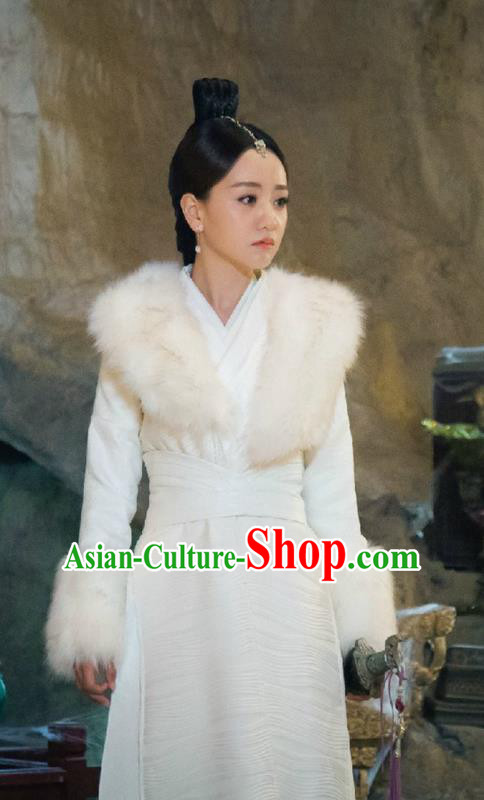 Traditional Ancient Chinese Swordswoman Costume, Chinese Ming Dynasty Chivalrous Heroine Fur Dress, Cosplay Chinese Television Drama Flying Daggers Princess Hanfu Clothing for Women