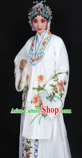 Traditional China Beijing Opera Young Lady Hua Tan Costume White Embroidered Cape, Ancient Chinese Peking Opera Female Diva Embroidery Chrysanthemum Dress Clothing