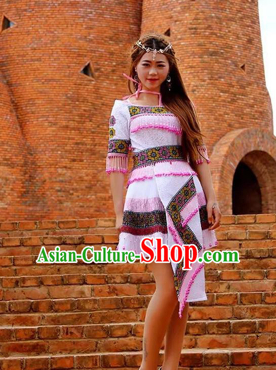 Traditional Chinese Miao Nationality Wedding Bride Costume Pink Pleated Skirt, Hmong Folk Dance Ethnic Chinese Minority Nationality Embroidery Clothing for Women