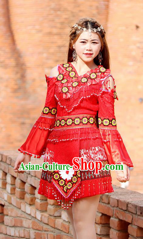 Traditional Chinese Miao Nationality Wedding Bride Costume Red Pleated Skirt, Hmong Folk Dance Ethnic Chinese Minority Nationality Embroidery Clothing for Women