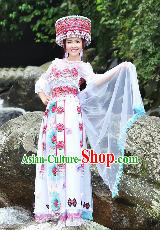 Traditional Chinese Miao Nationality Wedding Bride Costume White Long Skirt, Hmong Folk Dance Ethnic Chinese Minority Nationality Embroidery Clothing for Women