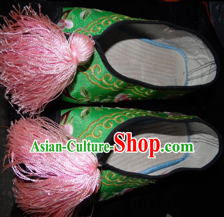 Traditional Chinese Peking Opera Diva Embroidered Shoes Green Satin Shoes, China Ancient Beijing Opera Hua Tan Blood Stained Shoes for Women