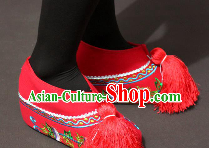 Traditional China Beijing Opera Actress Red Embroidered Shoes, Chinese Peking Opera Diva Blood Stained Shoes