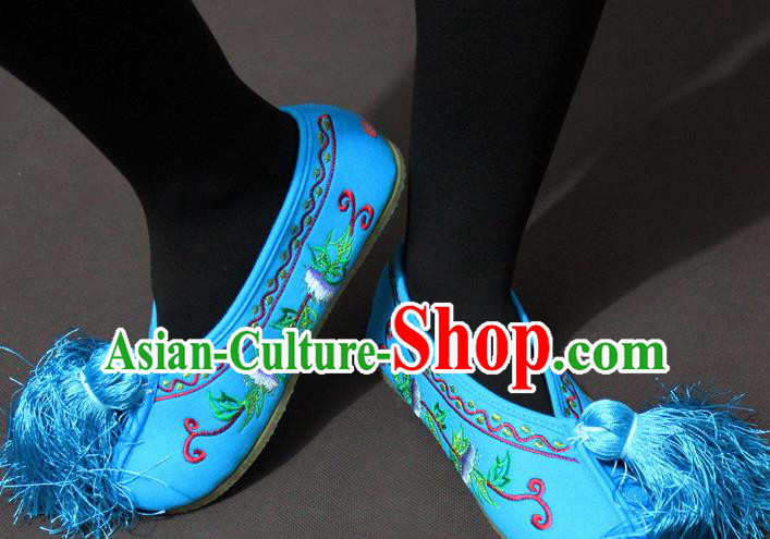 Traditional China Beijing Opera Actress Embroidery Blue Shoes, Chinese Peking Opera Diva Blood Stained Shoes