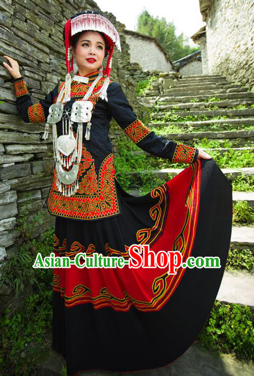 Traditional Chinese Yi Nationality Embroidered Wedding Costume, China Yi Ethnic Minority Dance Black Clothing and Headwear for Women