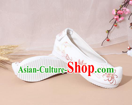 Chinese National Embroidered Chrysanthemum White Shoes Ancient Traditional Princess Shoes Hanfu Shoes for Women