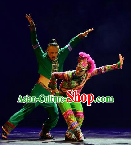 Chinese Dynamic Yunnan Ethnic Stage Performance Dance Costumes for Women for Men