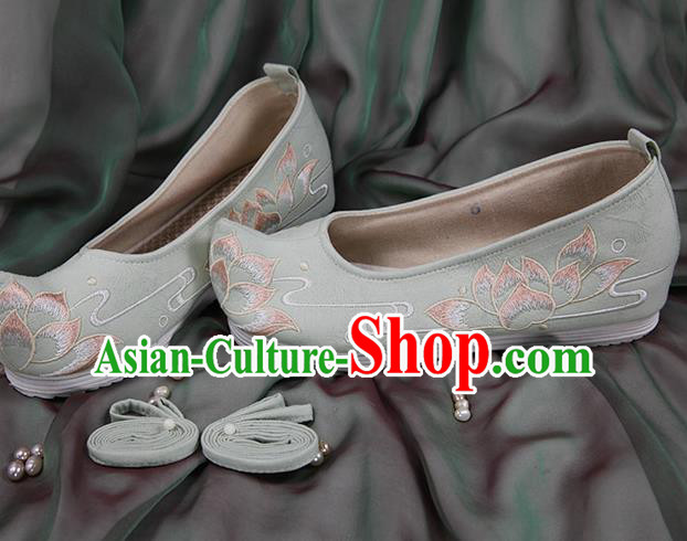 Chinese Handmade Embroidered Lotus Light Green Cloth Bow Shoes Traditional Ming Dynasty Hanfu Shoes Princess Shoes for Women