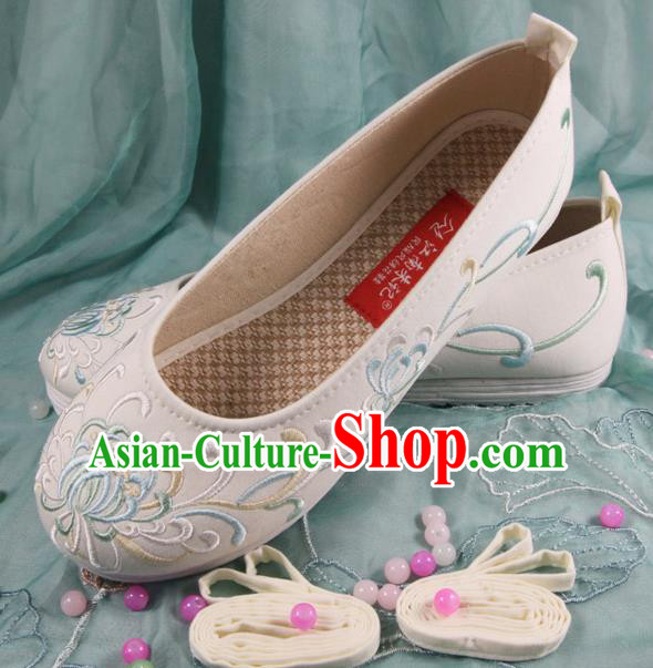 Chinese Handmade Embroidered Chrysanthemum White Cloth Shoes Traditional Ming Dynasty Hanfu Shoes Princess Shoes for Women