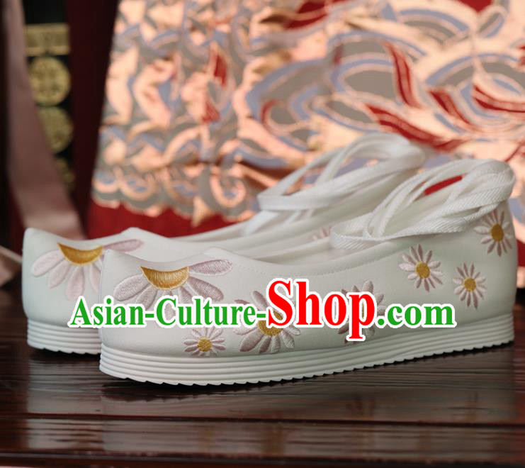 Handmade White Cloth Shoes China Embroidered Daisy Shoes Princess Shoes Opera Shoes