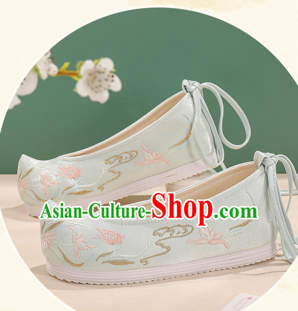 China Female Shoes Hanfu Shoes Handmade Light Green Cloth Shoes Ming Dynasty Embroidered Shoes