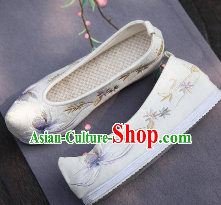 Traditional China Embroidered Lotus White Shoes Handmade Shoes National Shoes Cloth Shoes