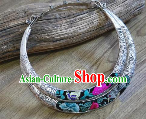 China Traditional Miao Nationality Embroidered Necklace Handmade Ethnic Women Jewelry Accessories National Silver Carving Necklet